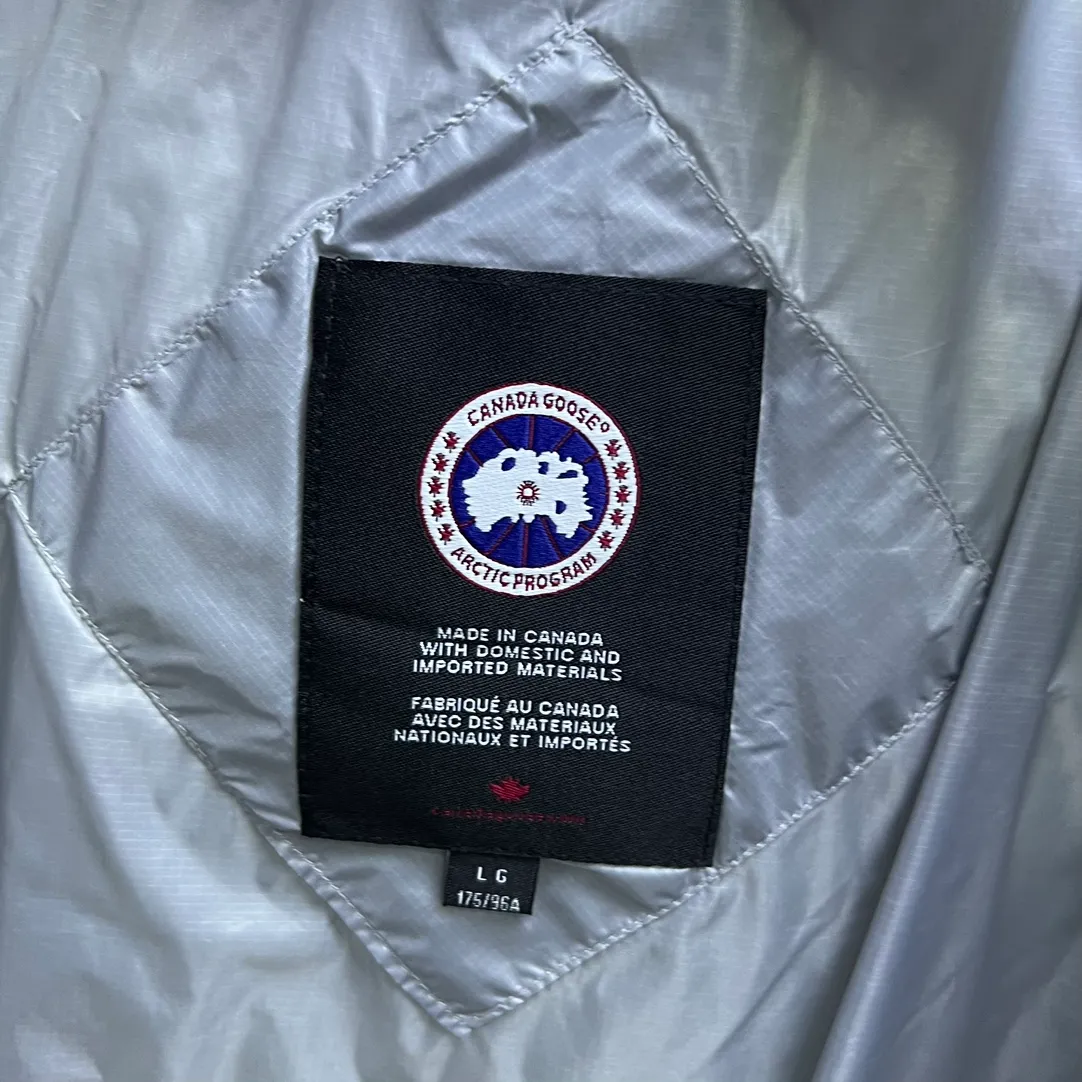 P820 ​​𝘾𝘼𝙉𝘼𝘿𝘼 𝙂𝙊𝙊𝙎𝙀/Canada Goose 2023 Limited New Crofton Puff Down Jacket Pure Guangzhou Inspection 80 White Duck Down Filling‼  Top version, ceiling level‼ Crofton soft bread, the latest style in 2023, has a cold protection effect of up to level 4. It is made of recycled Feather-Light tear-resistant fabric. It is ultra-light and has no weight on the upper body at all! The unique black label highlights your temperament‼  Canada Goose, a Canadian brand, has always been recognized as the warmest down jacket. Various Instagram celebrities, Internet celebrities, and celebrities often wear it for street photos. I do Canada Goose every year, but I still can’t get rid of my love for geese. No matter how cold the winter is, there is no need to be afraid, because there are geese! Filled with 80% white duck down, Canada Goose is the legendary warmest down jacket and is known as a must-have for Arctic outdoor sports! The most popular down jacket in the world, celebrities are rushing to buy it, it is a must-have! Same style for men and women Size: S~XXL